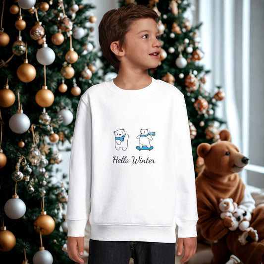 Hello Winter Kinder Sweatshirt Baumwolle - Junge trägt nachhaltigen Pullover am Weihnachtsbaum